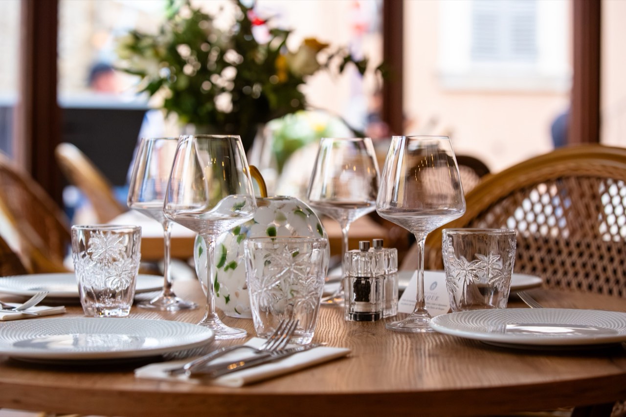 Table en terrasse avec verres en cristal
