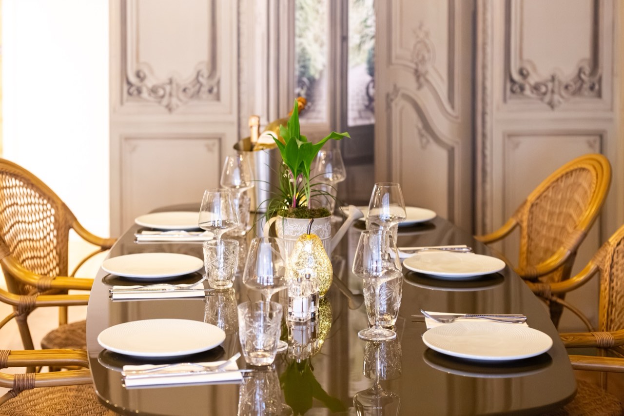 Salle privée avec miroirs et table dressée pour 6